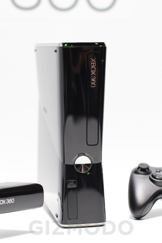 Illustration for article titled The New Xbox 360 in Person: So Glossy It Hurts